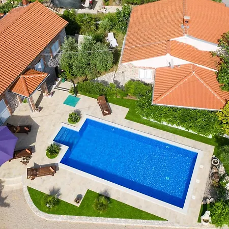 ゲストハウス House Azul With Shared Swimming Pool And Jacuzzi Dobrinj