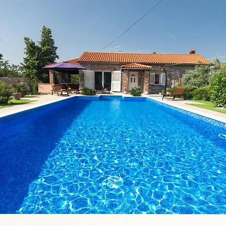 House Azul With Shared Swimming Pool And Jacuzzi Affittacamere Dobrinj